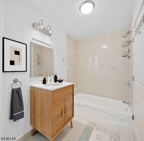 340 Pavonia Ave 1R, Jersey City, NJ 07302