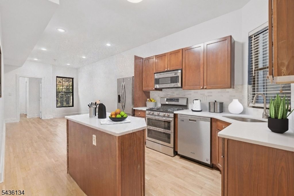 340 Pavonia Ave 1R, Jersey City, NJ 07302
