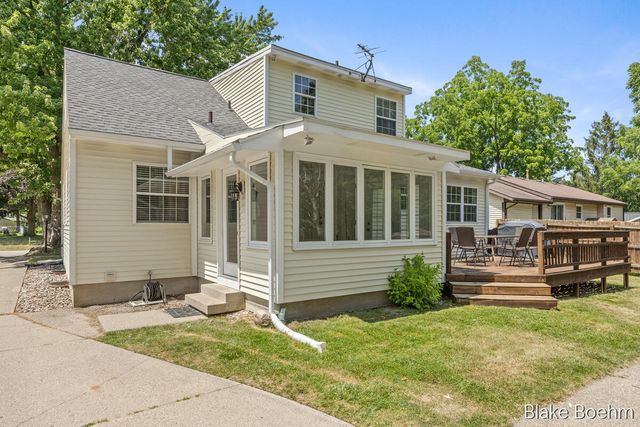 118 Lauderdale Avenue NE, Grand Rapids, MI 49546