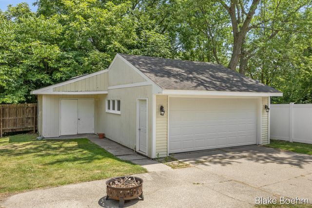 118 Lauderdale Avenue NE, Grand Rapids, MI 49546