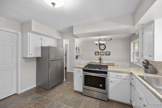 118 Lauderdale Avenue NE, Grand Rapids, MI 49546