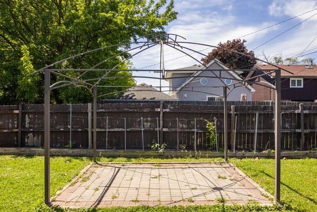 5940 W 88th Place, Oak Lawn, IL 60453