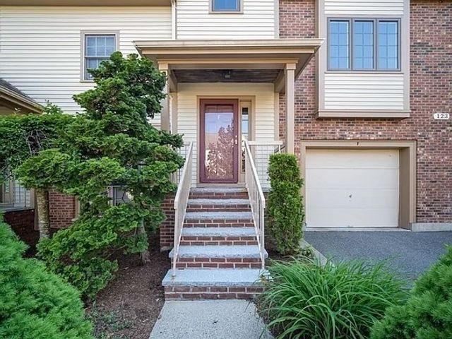 123 Revere St F, Canton, MA 02021