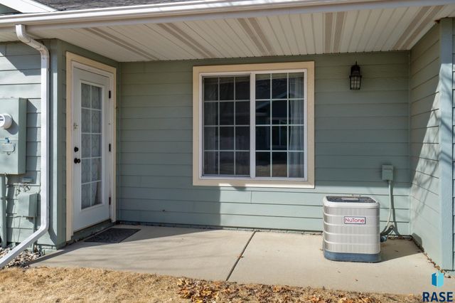 1010 N Crape Pl Place, Sioux Falls, SD 57107