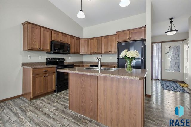 1010 N Crape Pl Place, Sioux Falls, SD 57107