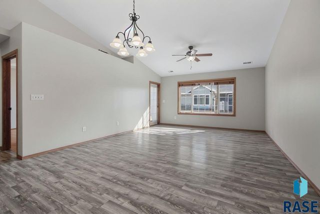 1010 N Crape Pl Place, Sioux Falls, SD 57107