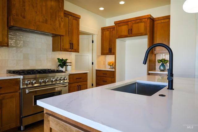 1038 E Fleetwood Ct, Boise, ID 83706