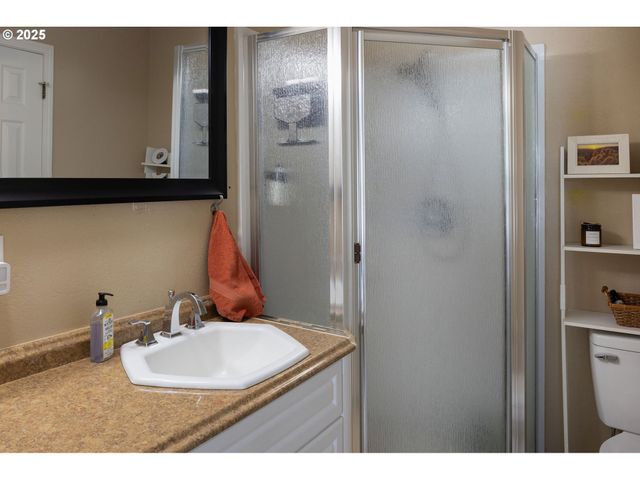 12165 Se EAGLE Dr, Clackamas, OR 97015
