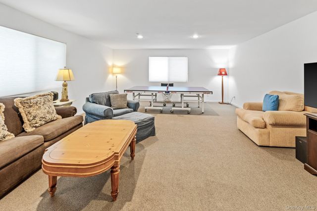 34 Park Circle, Quogue, NY 11959