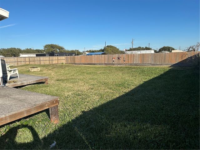 1628 S Kossuth St, Rockport, TX 78382