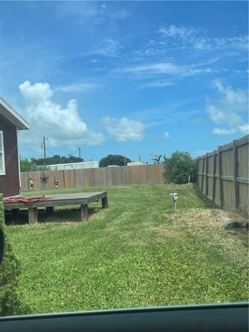 1628 S Kossuth St, Rockport, TX 78382
