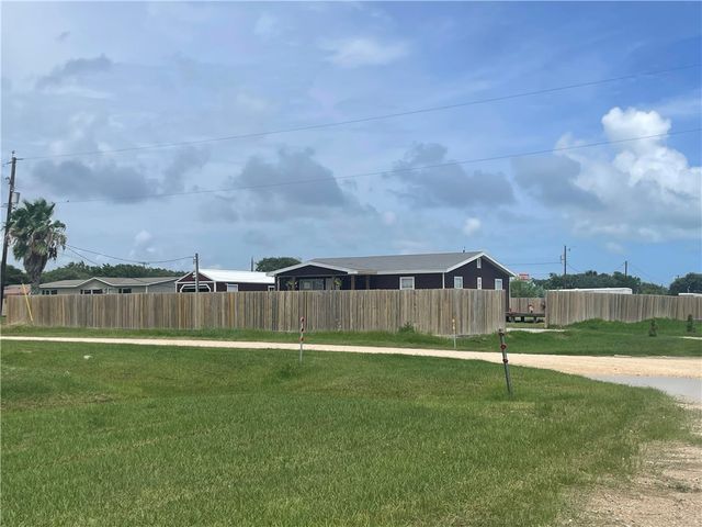 1628 S Kossuth St, Rockport, TX 78382