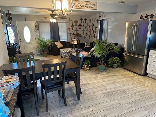 1628 S Kossuth St, Rockport, TX 78382