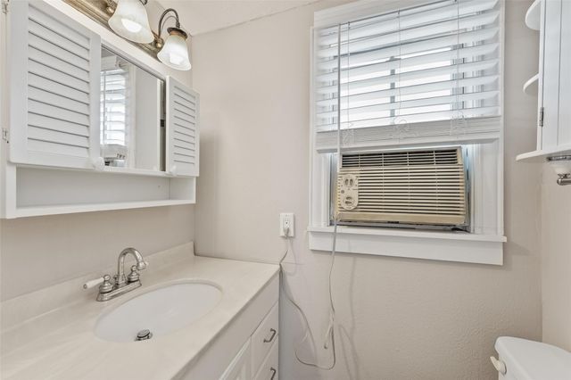 1637 Castle Court, Houston, TX 77006