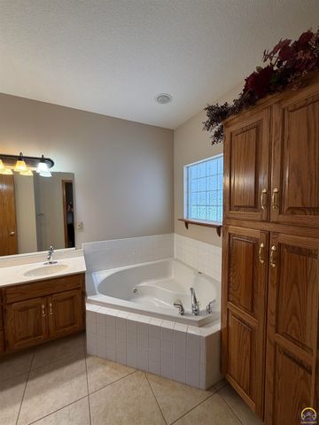 3101 SW Wanamaker Dr Apt 62, Topeka, KS 66614
