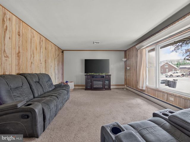 119 N MAIN ST, Alburtis, PA 18011
