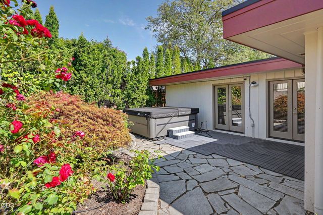 2639 Hillcrest Road, Medford, OR 97504
