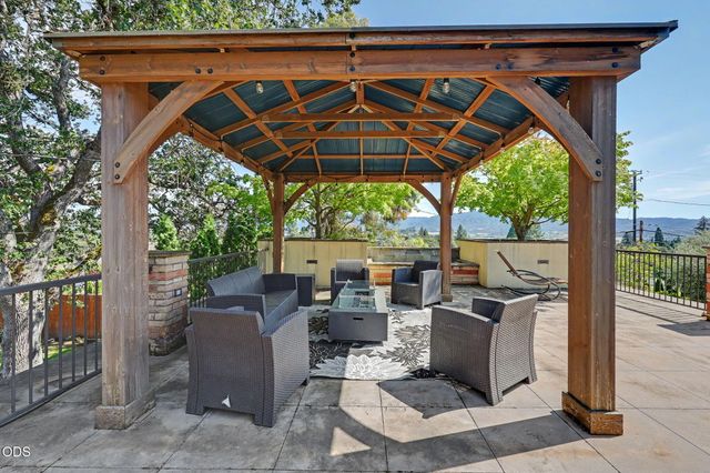 2639 Hillcrest Road, Medford, OR 97504