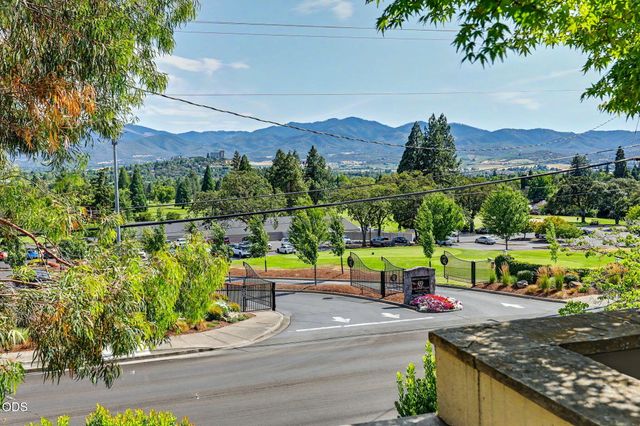 2639 Hillcrest Road, Medford, OR 97504