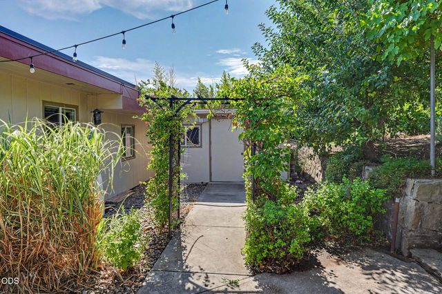 2639 Hillcrest Road, Medford, OR 97504