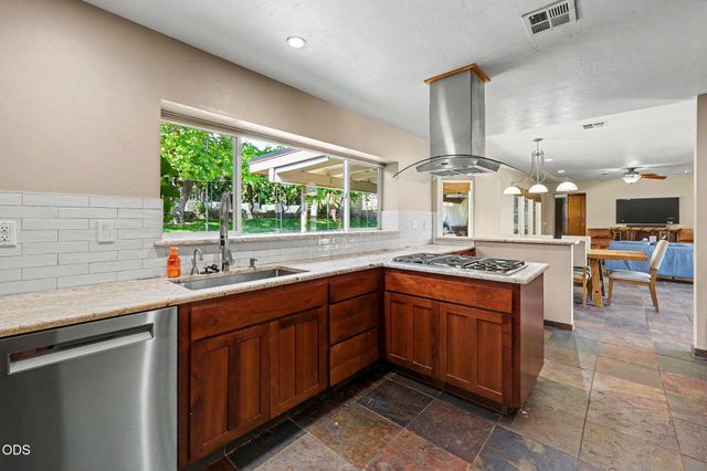 2639 Hillcrest Road, Medford, OR 97504