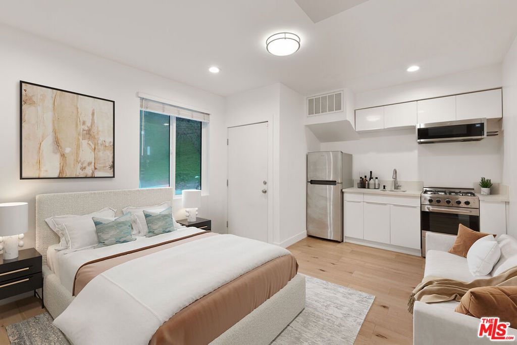 Image 17 of property listing at 2228 Laurel Canyon Boulevard, Los Angeles, CA 90046