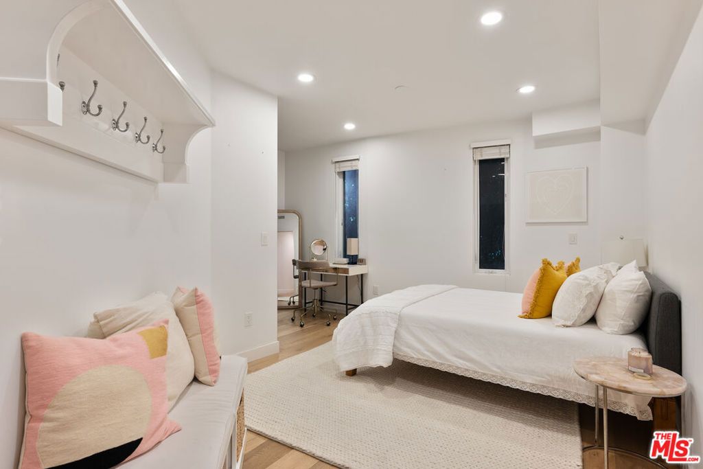 Image 18 of property listing at 2228 Laurel Canyon Boulevard, Los Angeles, CA 90046