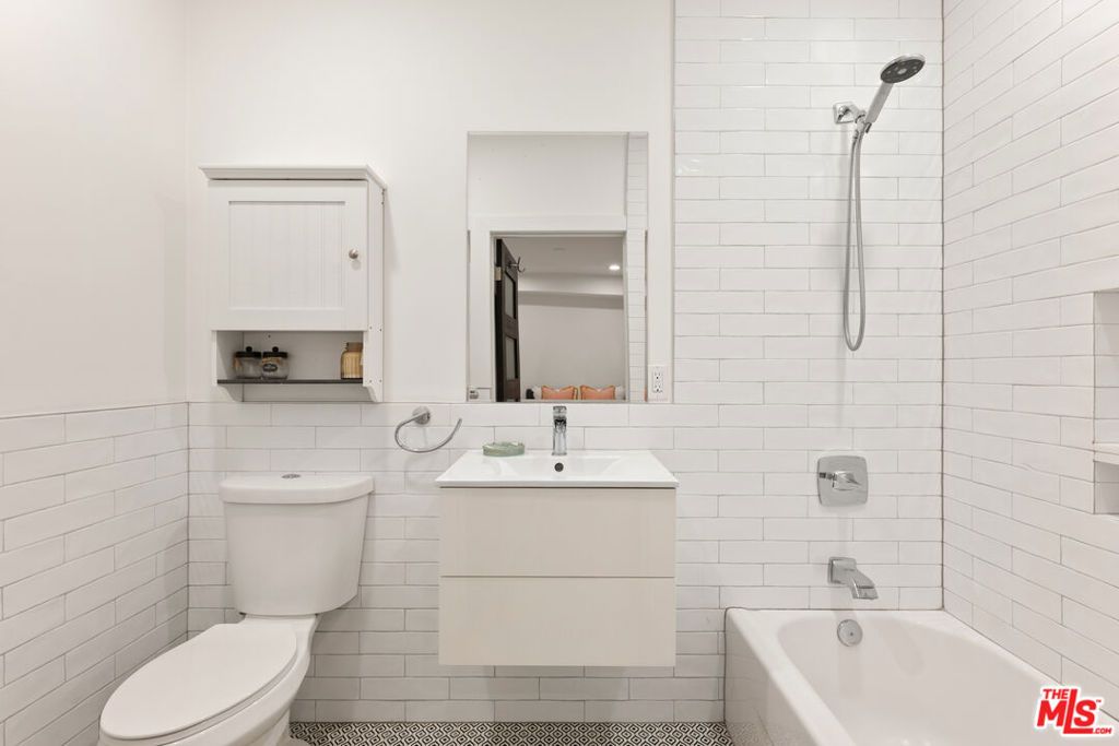 Image 19 of property listing at 2228 Laurel Canyon Boulevard, Los Angeles, CA 90046