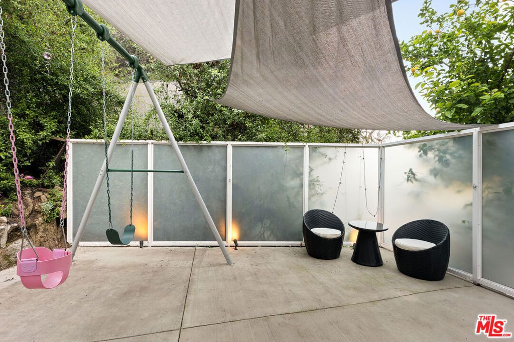 Image 23 of property listing at 2228 Laurel Canyon Boulevard, Los Angeles, CA 90046