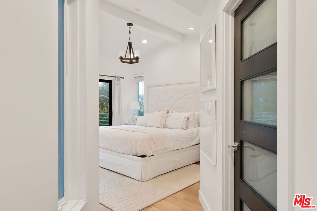 Image 9 of property listing at 2228 Laurel Canyon Boulevard, Los Angeles, CA 90046