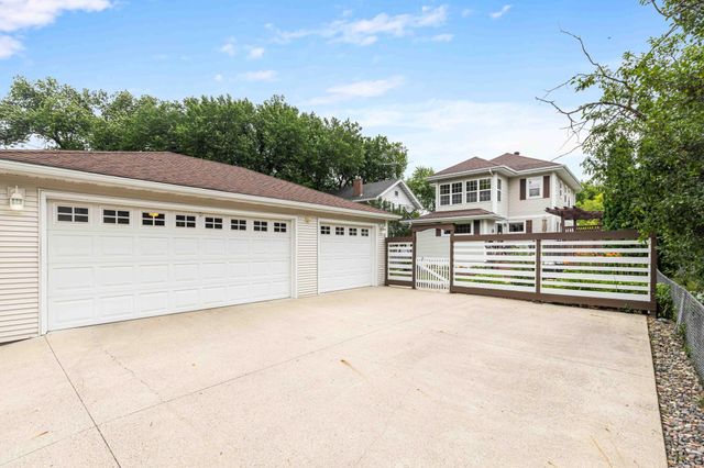 1205 6th Street S, Fargo, ND 58103