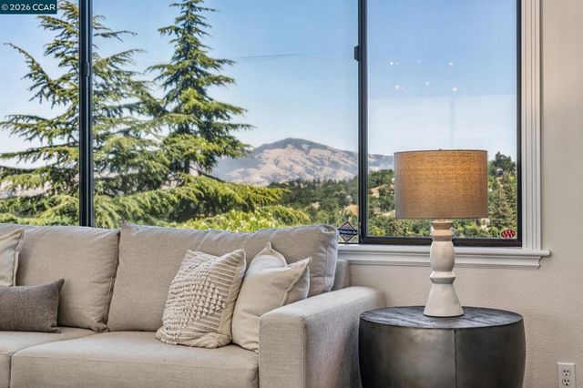 6 Tanglewood Lane, Lafayette, CA 94549