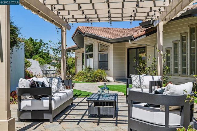 6 Tanglewood Lane, Lafayette, CA 94549