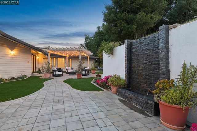 6 Tanglewood Lane, Lafayette, CA 94549