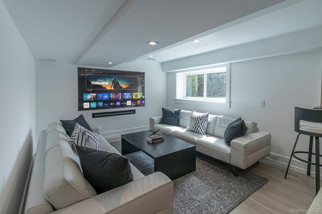 15 Palo Alto Drive, Hampton Bays, NY 11946