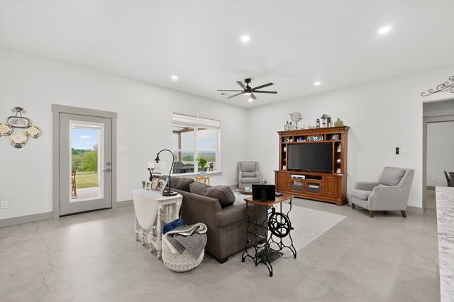 613 Kentucky Town Road, Whitewright, TX 75491