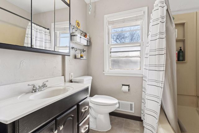 1726 Hyacinth Avenue E, Saint Paul, MN 55106