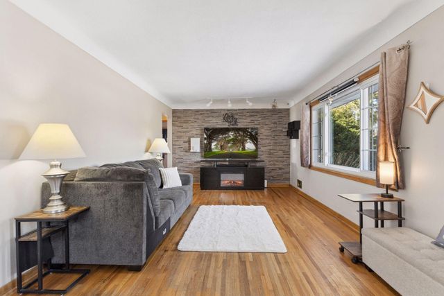 1726 Hyacinth Avenue E, Saint Paul, MN 55106