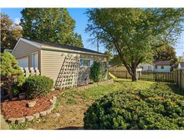 1726 Hyacinth Avenue E, Saint Paul, MN 55106