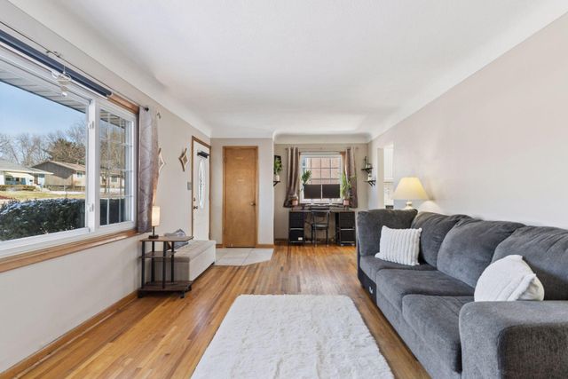 1726 Hyacinth Avenue E, Saint Paul, MN 55106