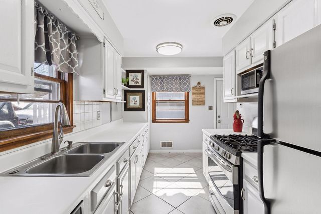 1726 Hyacinth Avenue E, Saint Paul, MN 55106