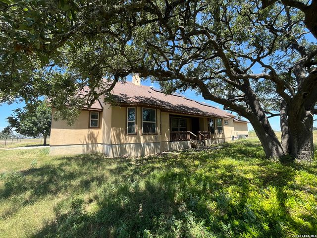 828 Martingale, Bandera, TX 78003