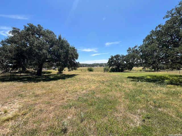 828 Martingale, Bandera, TX 78003