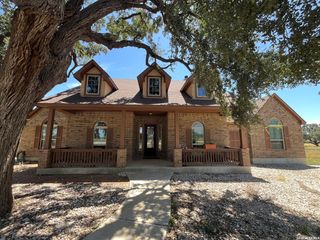 828 Martingale, Bandera, TX 78003