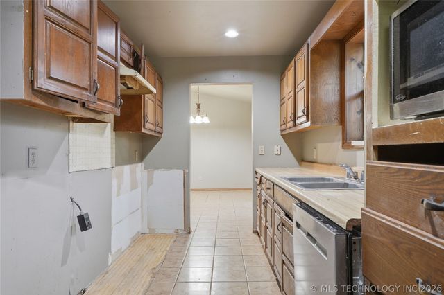 6163 Wildwood Drive, Sand Springs, OK 74063