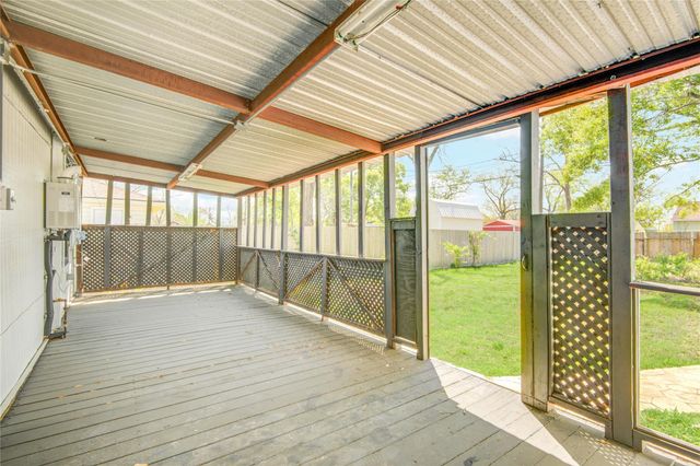 418 S Kansas Street, La Porte, TX 77571