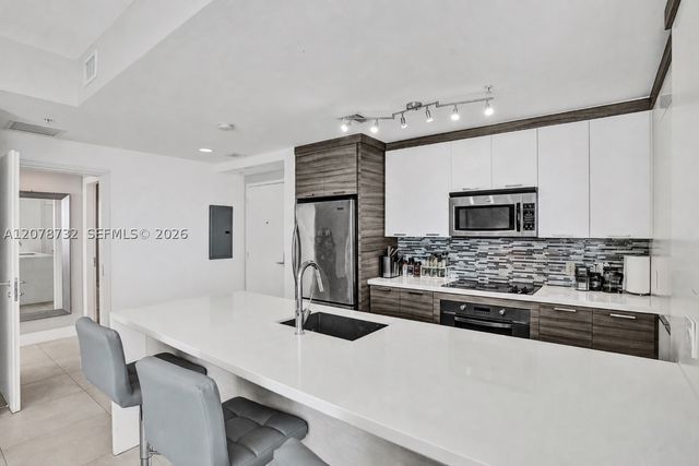 300 S Biscayne Blvd T-1816, Miami, FL 33131