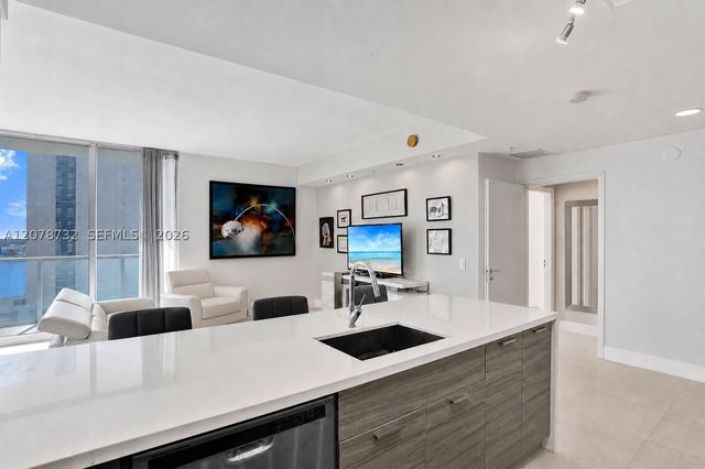 300 S Biscayne Blvd T-1816, Miami, FL 33131
