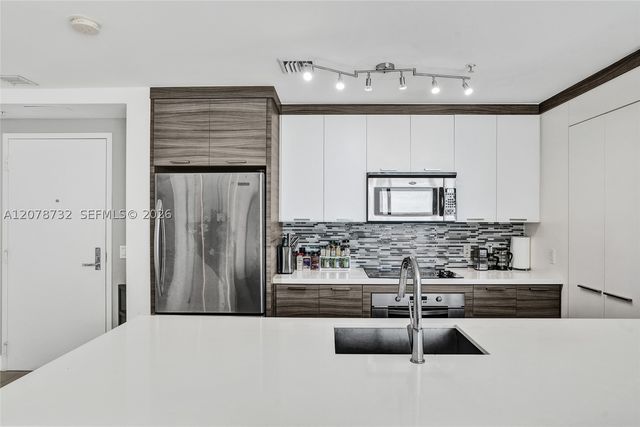 300 S Biscayne Blvd T-1816, Miami, FL 33131