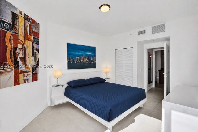 300 S Biscayne Blvd T-1816, Miami, FL 33131